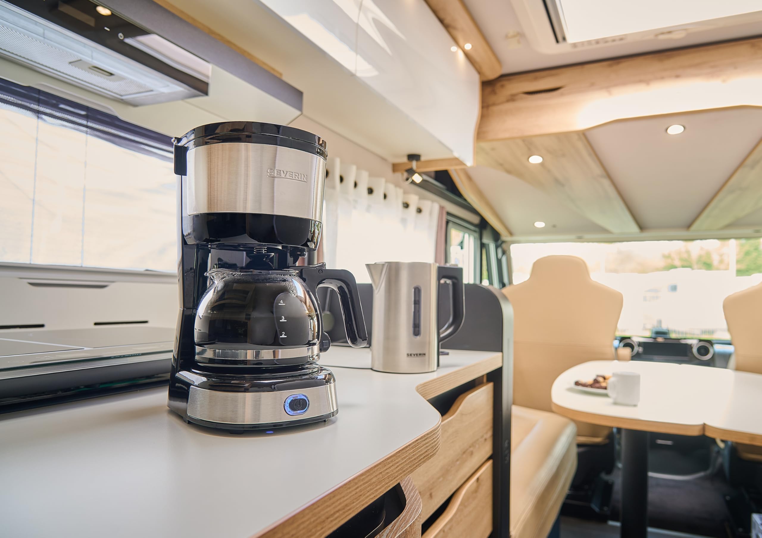 SEVERIN Kompakt Kaffeemaschine, aromatischer Kaffee mit dem Kaffeebereiter für bis zu 4 Tassen, Filterkaffeemaschine mit Permanent-Schwenkfilter, Edelstahl/schwarz, KA 4808